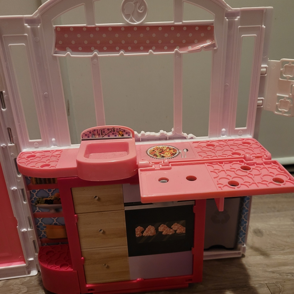 Mattel Barbie Glam Getaway Portable Doll House - Picture 10 of 11